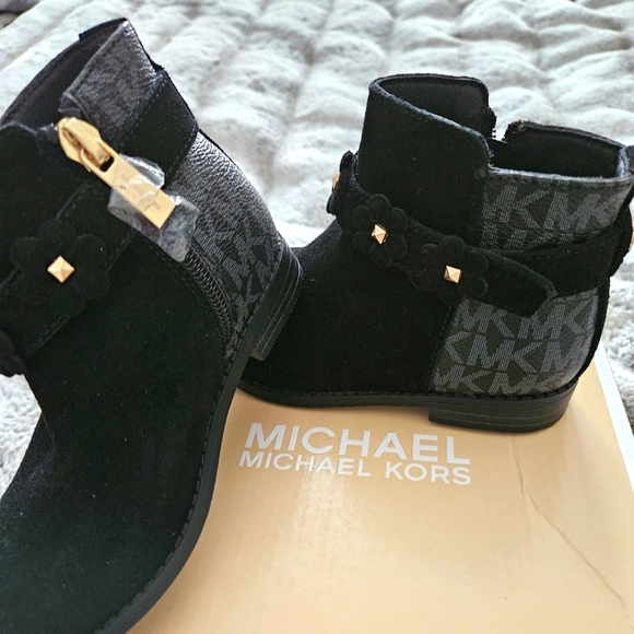 Kids size 9 Michael Kors fashion boots - Picture 1 of 6
